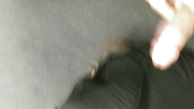 成熟的荡妇玩弄她的屁股和她的阴户