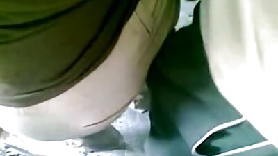 荡妇妻子克里斯被丈夫暴露，她内外都赤身裸体。