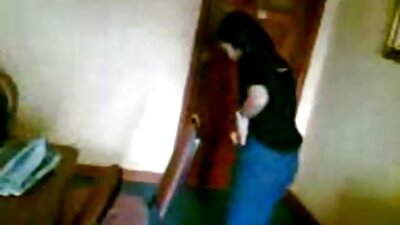 在她想被人看到的公共公园的浴室里自慰